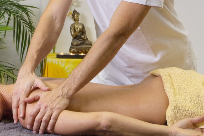 Druhy masáží: Prehľad obľúbených techník a ich účinkov