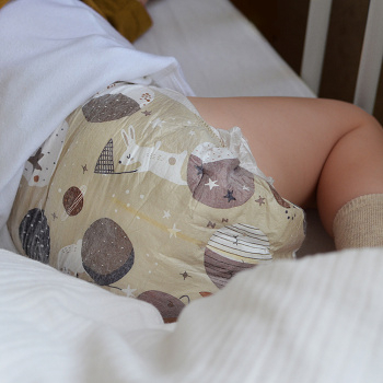 KOLORKY Night Moments nočné jednorazové ekoplienky vesmír L (8-13 kg) 27 ks (Plienky 4 (7 - 18 kg)) - Ekologické - obrázok 2/4