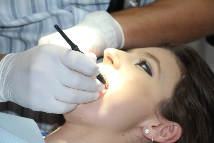Parodontóza: Prenosná infekcia, alebo len zlá hygiena?