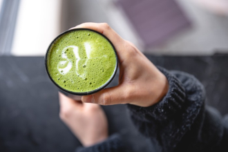 Všetko o čaji matcha: Odkiaľ pochádza, ako ho správne pripraviť a v čom spočíva jeho čaro