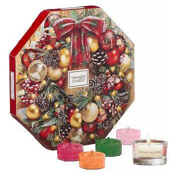 YANKEE CANDLE adventný kalendár 24 ks čajových sviečok + svietnik